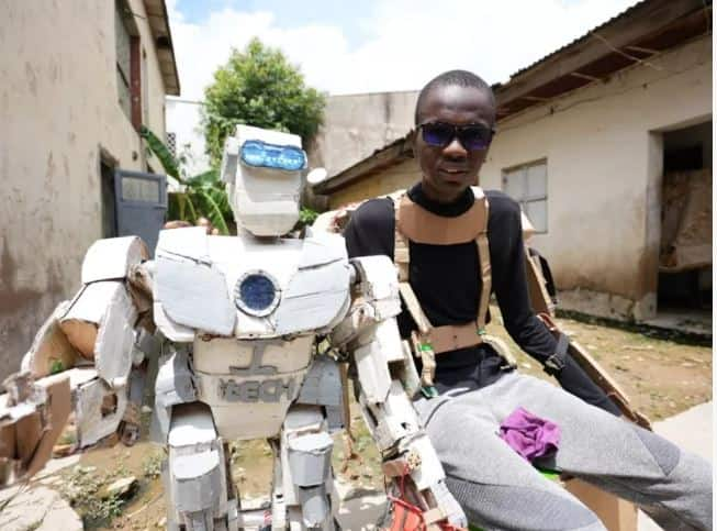 Meet Isah Barde, poor boy who designs moving robot with cardboards, gets FG scholarship