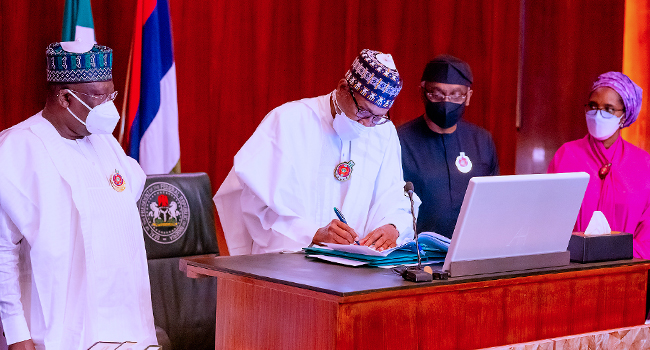 BREAKING: Buhari Signs N21.8trn Budget For 2023